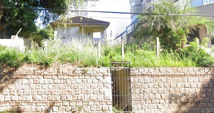 Terreno com 360m² privativos sendo 12 de frente e 30 de frente a fundos. Terreno em aclive, muito bem localizado no bairro Vila Ipiranga com projeto aprovado de prédio residencial com 8 unidades.