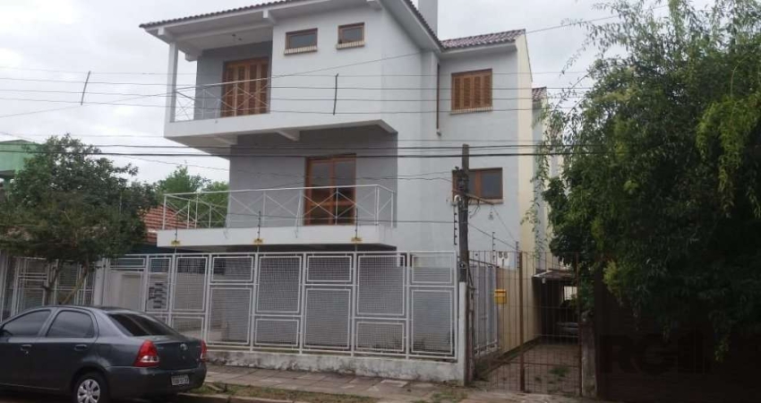 Casa  Nova Triplex com Três do dormitórios sendo uma suite , sacada , lareira na sala de  estar , três banheiros , duas vagas de garagem