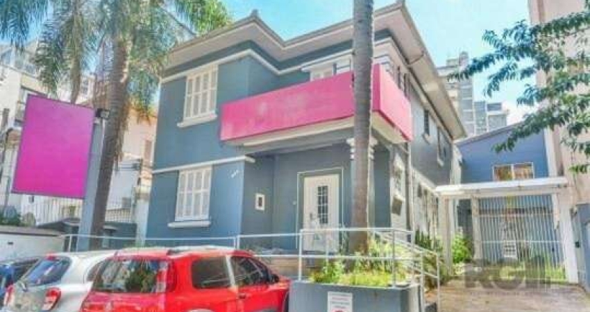 Venda de Casa de 240 m² - Floresta &lt;BR&gt;Descubra a perfeita combinação de conforto, modernidade e segurança nesta encantadora casa, situada em um amplo terreno que garante excelente iluminação na