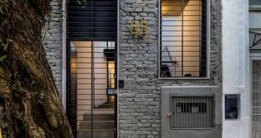 Prédio Comercial de Design Contemporâneo na Rua Coronel Fernando Machado, no Centro de Porto Alegre&lt;BR&gt;Explore a oportunidade única de adquirir um prédio comercial de 3 pavimentos no coração de 