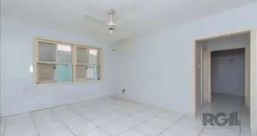 Ótimo apartamento de 2 dormitórios, fundos, desocupado, de 2 dormitórios e vaga rotativa. Possui sala ampla, 2 dormitórios, banheiro com box e ventilação natural, cozinha espaçosa e área de serviço in