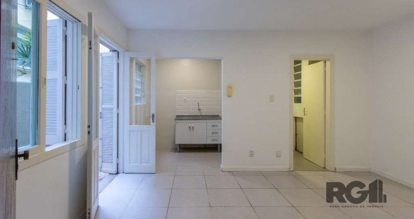 Apartamento JK térreo, no bairro Independência, com 26m² de área privativa, piso cerâmico, cozinha com pia e armário, banheiro social com armário e box de vidro, pequeno pátio com tanque. Condomínio c