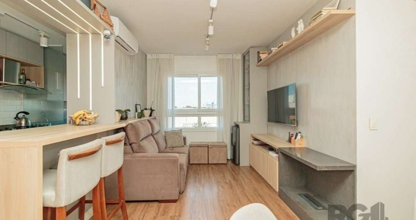 Você precisa conhecer este lindo apartamento de 2 dormitórios no condomínio Vida Viva Horizonte. Com decoração moderna e bom gosto impecável, o imóvel de 62m² privativos conta com 2 dormitórios sendo 