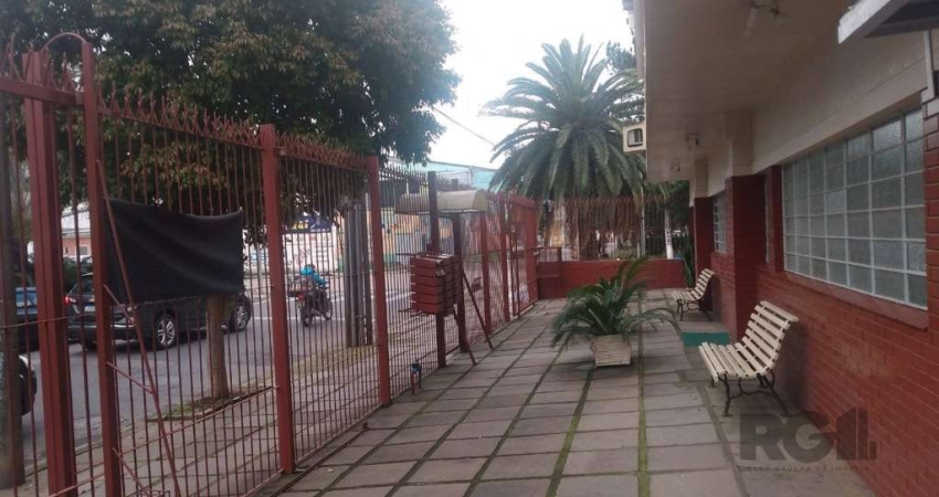 Belo apartamento de 2D em prédio antigo ideal par quem busca tranquilidade muito bem cuidado desocupado, com interfone, cameras de segurança, portões automáticos e alarme. Próximo a todos recursos e p