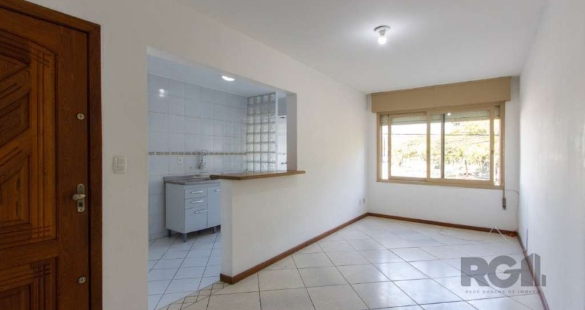 Excelente apartamento totalmente reformado, inclusive elétrica e hidráulica, 66m² privativos,  2 dormitórios, com vaga uma rotativa garantida, de frente. Dispõe de living dois ambientes, os dormitório