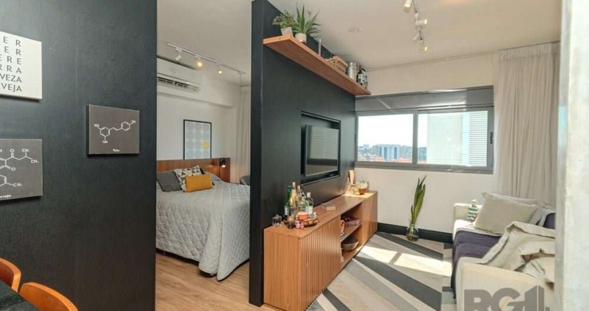 Excelente loft. Bem distribuído. Finamente decorado. Bem mobiliado. Bem equipado. Vista Livre. Ensolarado. Andar alto. Ótima infraestrutura: Rooftop com piscina com borda infinita no 18ºandar + espaço