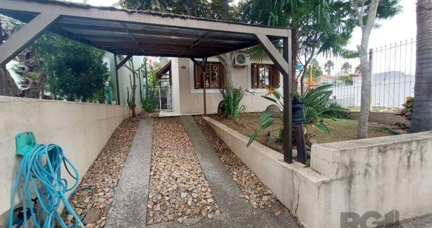 Descubra o seu novo lar na charmosa cidade de Porto Alegre, Rio Grande do Sul! Esta encantadora casa, localizada na Rua Derocy Peres da Palma 1 fase, no bairro tranquilo de Lomba do Pinheiro, está à v