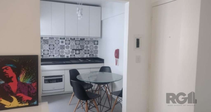 Lindo apartamento bem iluminado  arejado , amplo com 1 dormitório 1 banheiro social.&lt;BR&gt;O condomínio fica localizado  na Fernando Machado - próximo as principais avenidas e com todas as oportuni