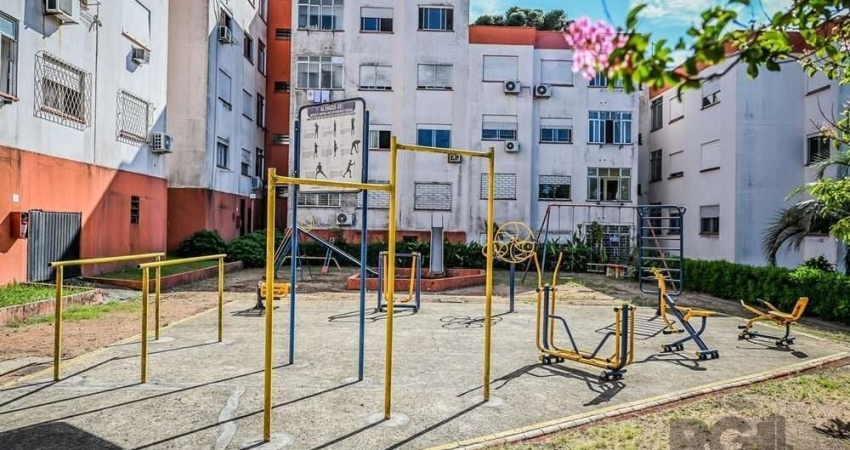 Encontre o seu novo lar em Porto Alegre! Este charmoso apartamento de 2 dormitórios e 1 banheiro está à venda, localizado no vibrante bairro Cristal, na Rua Orfanotrófio, próximo à Faculdade Uniritter
