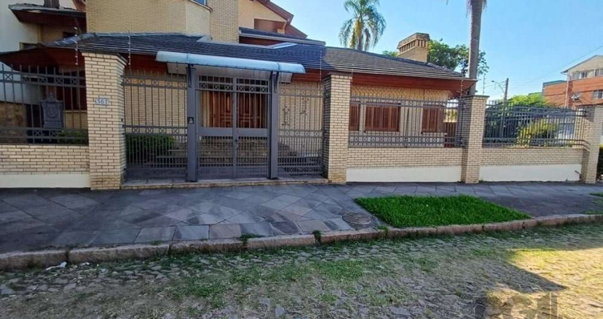 Desfrute do conforto e sofisticação com esta espetacular casa à venda no bairro Partenon, em Porto Alegre, RS. Com um total de 738m² de área construída, esta residência de 3 andares oferece o equilíbr