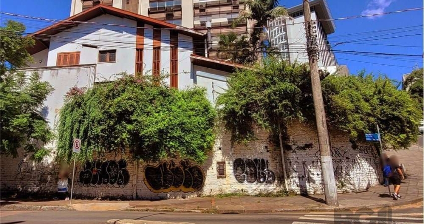 Venda facilitada de Grande Casa Comercial colada ao Hospital Moinhos de Vento. Casa de alvenaria com 174m2 privativos, em terreno elevado junto ao Hospital Moinhos de Vento, com 2 pisos, muito sol, 4 