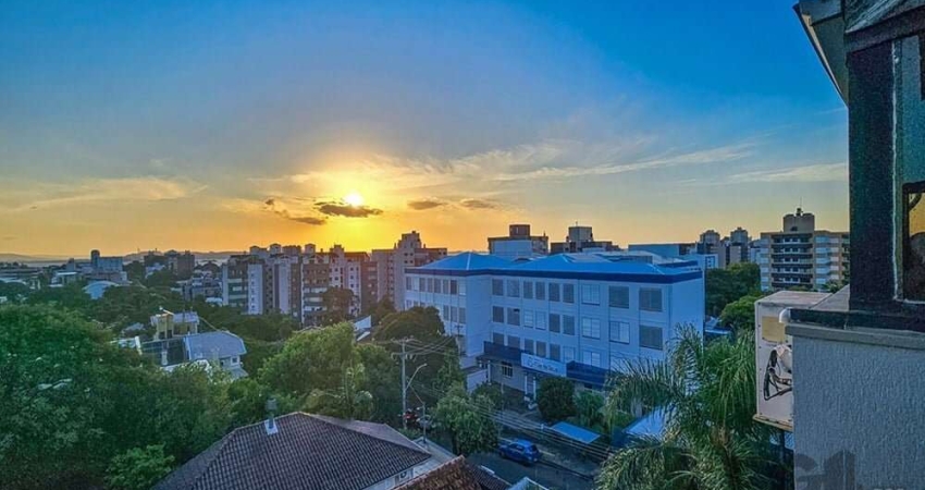 Desfrute de um pôr do sol inesquecível nesta incrível cobertura duplex, localizada no bairro Tristeza, um dos mais charmosos e valorizados de Porto Alegre. 169m² privativos Desocupada, mobiliada, ampl