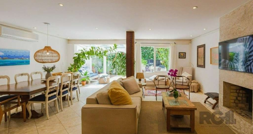 Casa com 264 metros quadrados, living amplo para três ambientes com lavabo e lareira convencional, pátio com churrasqueira em meio a natureza com sol da manhã. Copa e cozinha com área de serviço separ