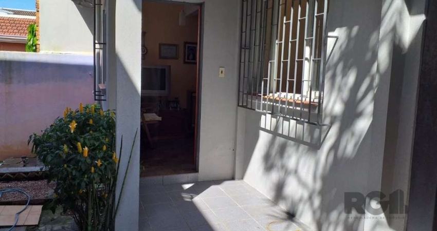 A casa tem dois andares. Sendo, dois apartamentos independentes, ambos iguais: com cozinha, sala, 3 dormitórios (1 suíte,), 1 banheiro social, área de serviço. Nos fundos tem mais um apartamento indep
