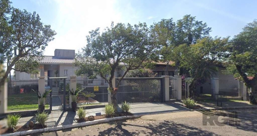 Casa com 3 dormitórios, sendo 2 suítes, lavabo, amplo living, adega, cozinha com móveis planejados, lareira, salão de festas/ espaço gourmet, piscina, garagem para 2 carros , lavanderia e linda vista.