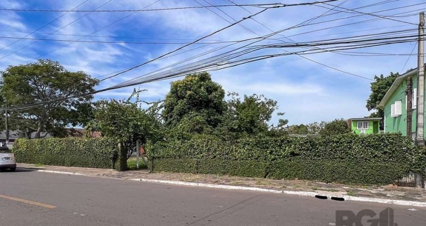 Venha conhecer este magnífico terreno residencial à venda em Canoas, localizado no charmoso bairro de Niterói. Com uma área total de 990 metros quadrados, esta propriedade desocupada oferece um ótimo 