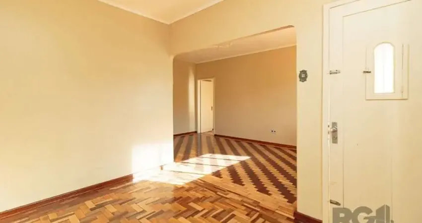 A casa, localizada no bairro São João em Porto Alegre, conta com 3 dormitórios e 2 ou mais vagas de garagem. O imóvel possui uma sala de estar, cozinha, lavanderia e um pequeno jardim ou área de lazer