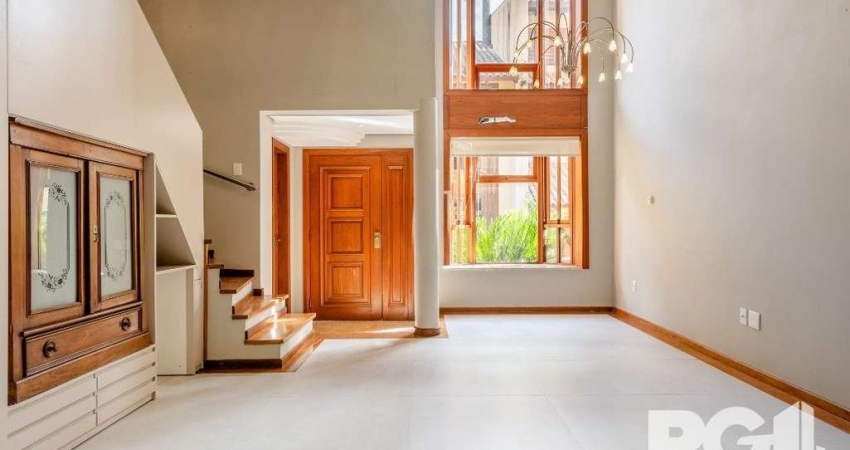Casa em condomínio com 258 m² privativos, semimobiliada, 3 dormitórios e 2 vagas no bairro Boa Vista. No térreo, amplo living para 2 ambientes integrado ao espaço gourmet, lavabo, cozinha, despensa, á