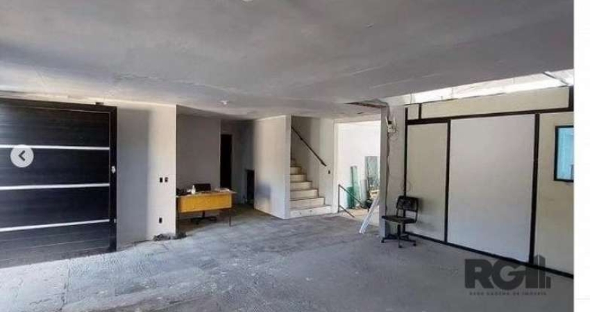 Depósito/pavilhão localizado no bairro Petrópolis em Porto Alegre/RS.&lt;BR&gt;&lt;BR&gt;O imóvel possui dois pavimentos, 3 salas e estacionamento cercado.&lt;BR&gt; Um depósito com 6 banheiros. Dois 