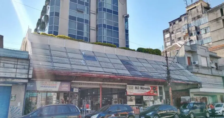 Sala comercial localizada no bairro Navegantes, com 45m² no 3º andar. Imóvel com banheiro social e pisos em cerâmica. Imóvel com posição solar privilegiada. Box coberto com vaga indivial. Condomínio d
