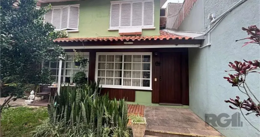 Casa estilo sobrado 2 dormitórios, lavabo, banheiro, sala ampla para dois ambientes, área de serviço, pátio.&lt;BR&gt;Ótima oportunidade de investimento em condomínio de casas localizado na rua Armand