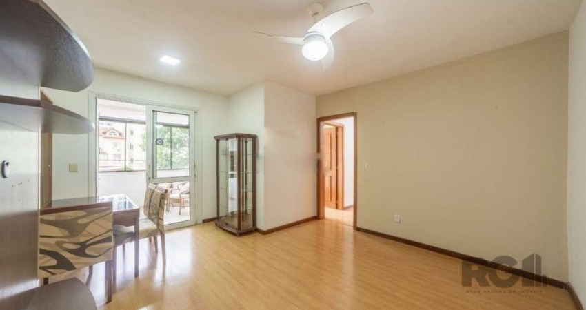 Apartamento no bairro Tristeza&lt;BR&gt; Possui 03 dormitórios, sendo 01suíte, cozinha mobiliada, área de serviço, amplo living 02 ambientes, sacada com churrasqueira, excelente posição solar, com amb
