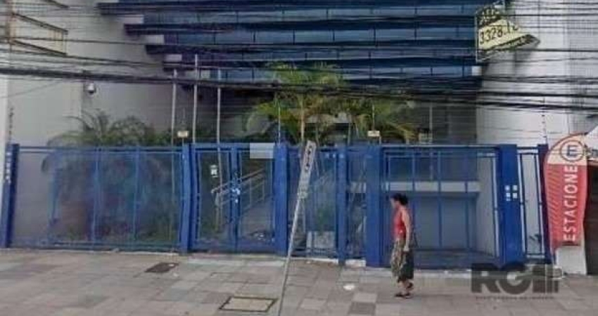 Este prédio comercial para aluguel está localizado na movimentada Avenida Protásio Alves, no coração do bairro Petrópolis, uma das áreas mais estratégicas e valorizadas de Porto Alegre. Com 745,37 m² 