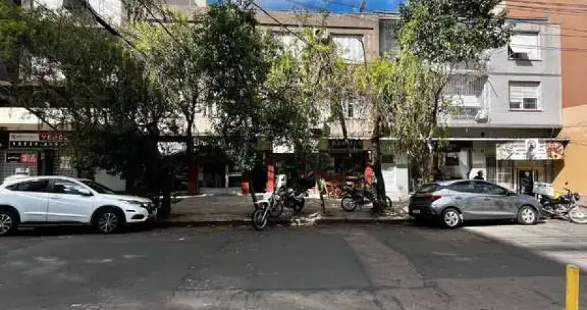 Apto térreo de 02 dormitórios, sala, cozinha, área de serviço fechada, banheiro e duas áreas externas.  &lt;BR&gt;Excelente localização, 50 m da Assis Brasil e do Consulado Americano.&lt;BR&gt;Próximo