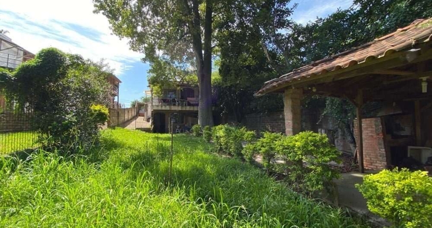 Descubra a oportunidade única de adquirir um terreno residencial desocupado no coração de Porto Alegre, na encantadora região do Cristal. Com um preço maravilhoso e uma localização estratégica, este t