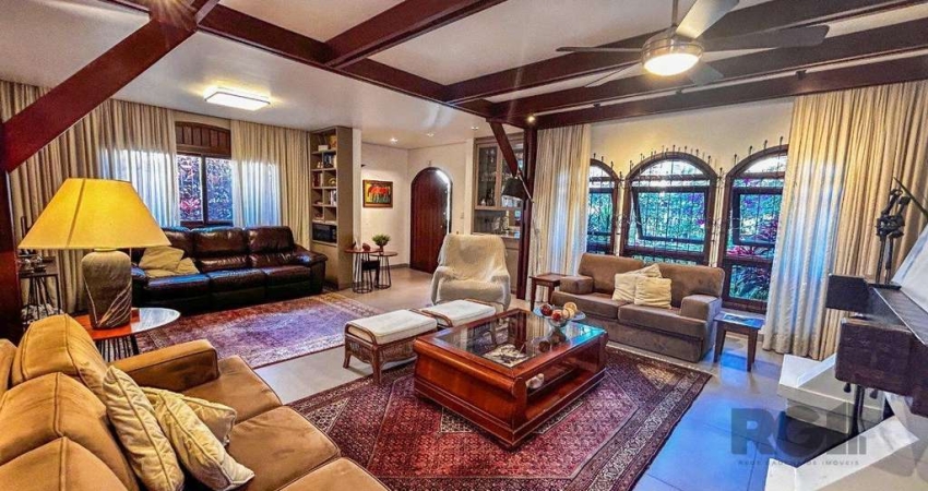 Casa 3 dormitórios, suíte, lareira, churrasqueira,, pátio, vaga garagem com 309 m² privativos.