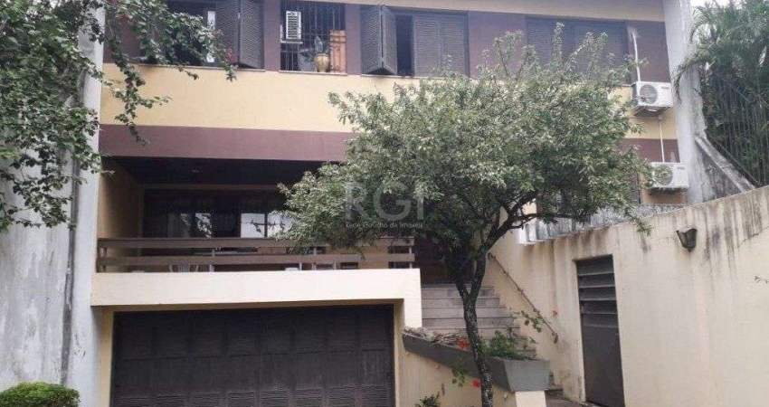 Casa para Venda - 311m², 4 dormitórios, sendo 2 suites, 4 vagas - Glória