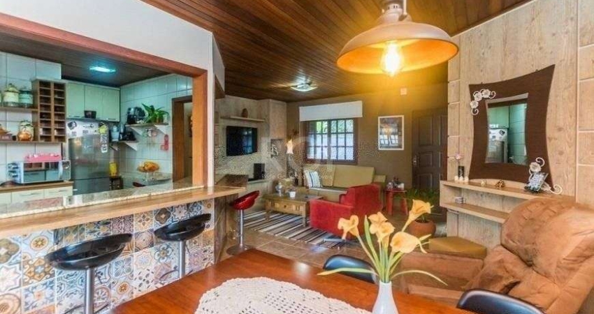 CASA DE 2 DORMITÓRIOS, PISCINA, CHURRASQUEIRA E 2 VAGAS DE GARAGEM NO BAIRRO HÍPICA