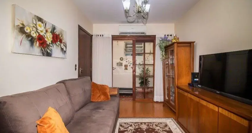 Casa de 289m² - 3 dormitórios, 1 suíte, 4 salas, churrasqueira, pátio e 4 vagas de garagem no bairro Partenon