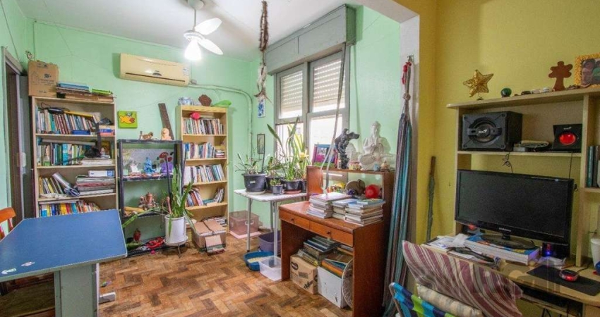 Apartamento de três dormitórios com vaga no Conjunto Residencial Roque Calage, bairro Passo da Areia em Porto Alegre.