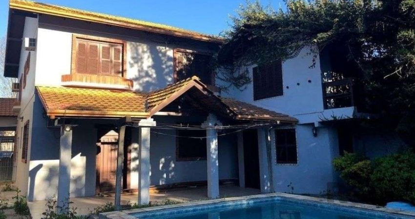 Casa de 365m² - 4 dormitórios sendo 3 suítes e 5 vagas de garagem no bairro Partenon
