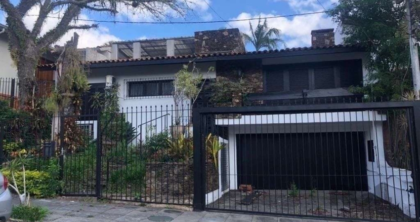 Excelente casa de 308 m² com 4 suítes e 4 vagas de garagem.