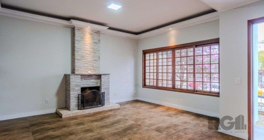 Casa de 214m² com 4 dormitórios, 1 suíte, piscina e 2 vagas no bairro Teresópolis