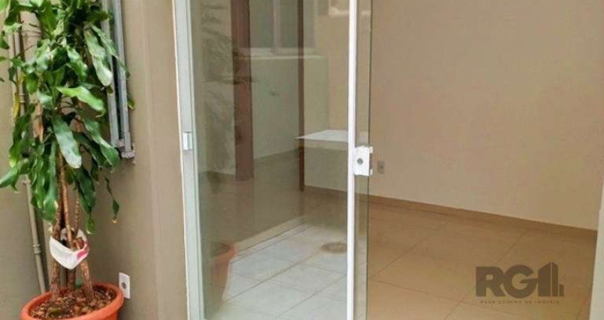 Apartamento GARDEN com dois pátios  privativas,  1 dormitório, sala, cozinha, 1 banheiro   na Av. Getúlio Vargas.