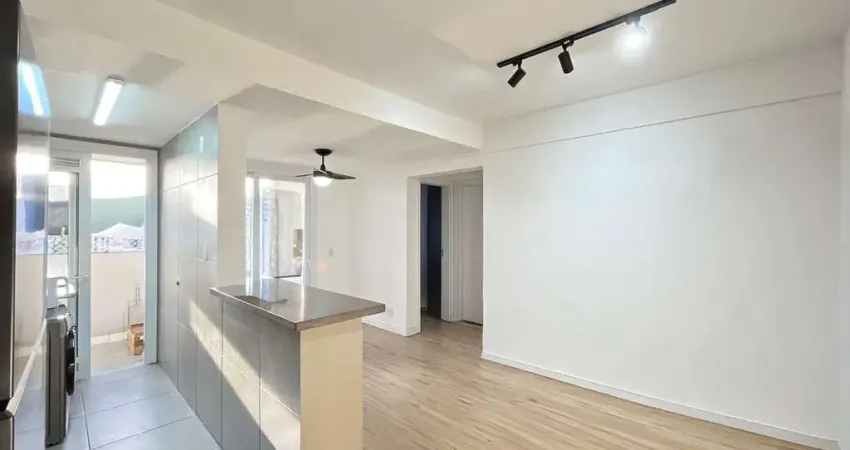 Apartamento de 2 dormitórios, sacada e churrasqueira e vaga coberta.