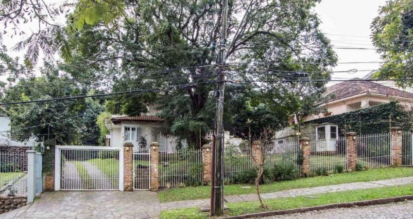 Casa para Venda - 489m², 4 dormitórios, sendo 2 suites, 3 vagas - Cristal