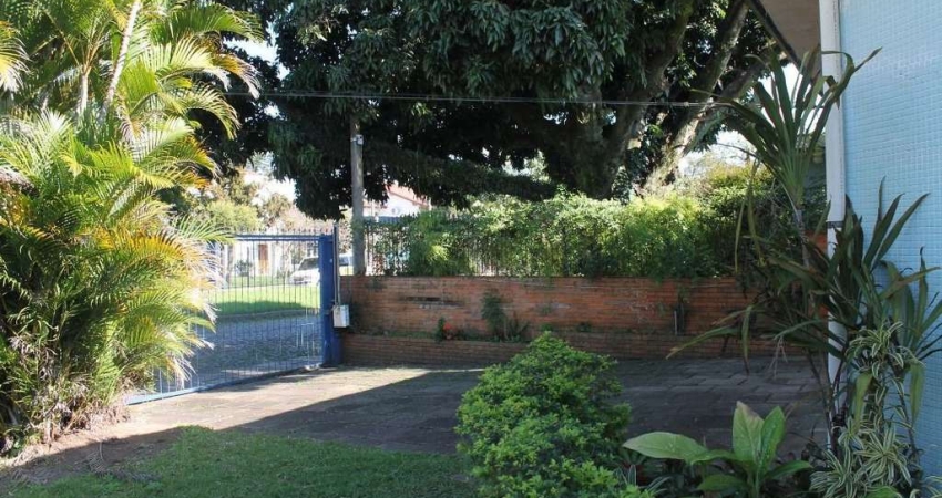 Casa para Venda - 221m², 3 dormitórios, sendo 1 suites, 4 vagas - Tristeza