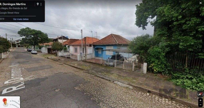 Terreno com 3 casas, no bairro Cristo Redentor, em Porto Alegre, RS.