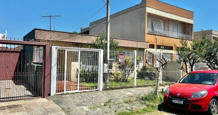 Boa casa térrea, com 03 dormitórios (sendo 01 suíte), sala, 02 banheiros