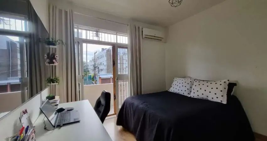 Aproveite o sol e a vista, apartamento para venda de frente com sacada, 2 dormitórios com 1 vaga no bairro santana em porto alegre/rs.