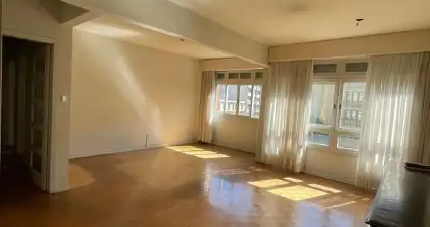 Amplo apartamento na sarmento leite 2 dormitórios reversivel para três, vaga de garagem e excelente localização