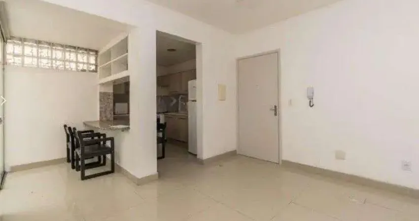 Apartamento de 1 dormitório, com um pequeno pátio no bairro centro histórico.