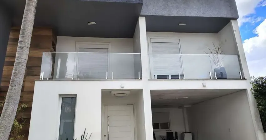 Excelente casa de 3 dormitórios, 3 suítes e 2 vagas no bairro cavalhada.