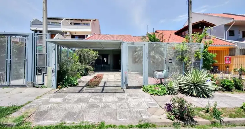 Casa com 3 quartos à venda na Rua Heitor Kramer, 321, Guarujá, Porto Alegre