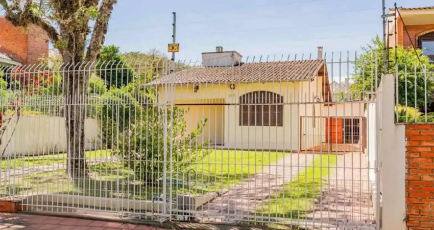 Casa de 2 quartos, 2 banheiros,pátio,churrasqueira, 7 vagas no bairro guarujá.