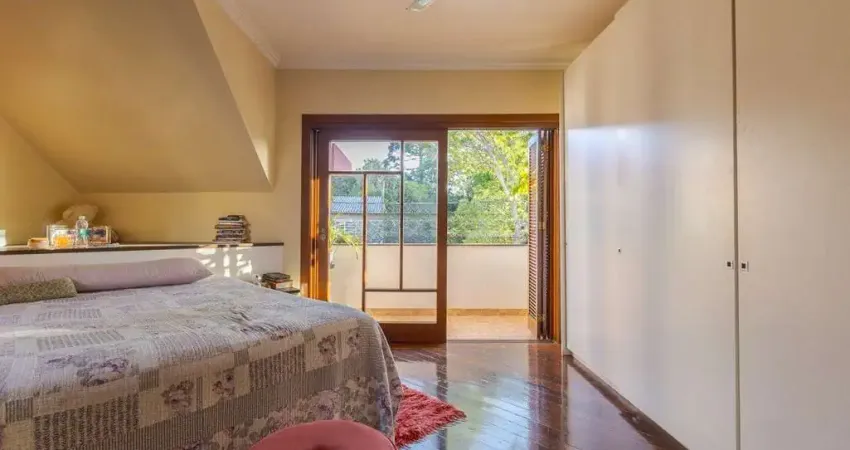 Casa de 297m² no centro de canoas, com 3 quartos, 1 suíte e 3 vagas de garagem.